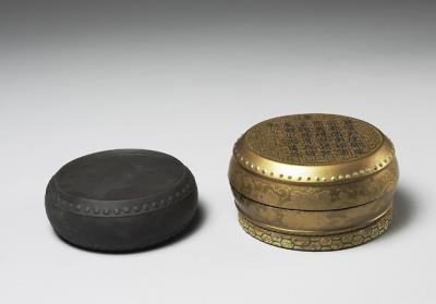 图片[2]-Drum-shaped inkstone with carved inscription and gold lacquer box, Qing dynasty, Qianlong reign (1736-1795)-China Archive